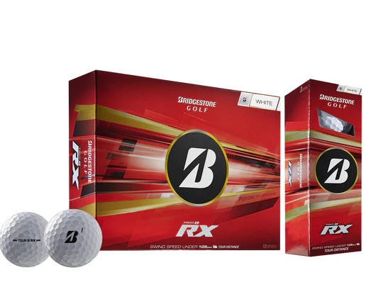 Zwei weiße Bridgestone Tour B RX Golfbälle liegen vor zwei Verpackungen. Rote Kartons mit großem Bridgestone-Logo und Schriftzug TOUR B RX. Sichtbar sind eine breite, flache und eine schmale, hohe Packung, beide 12 Stück, Farbe Weiß.