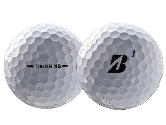 Zwei identische weisse Golfbälle liegen nebeneinander. Vorn steht in Schwarz 'TOUR B XS' mit Pfeilen. Hinten sind das schwarze Bridgestone-Logo und die blaue Ziffer '1' zu sehen, typisch für Tour B XS.