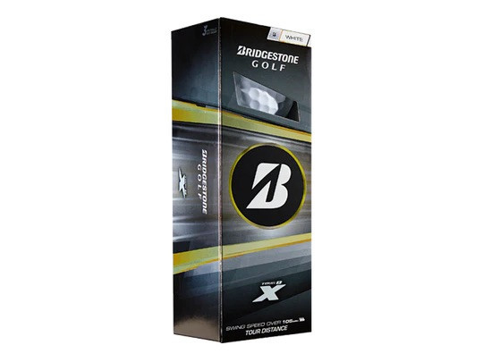 Schwarze, aufrechte Bridgestone Tour B X Golfball-Box mit goldenen Akzenten. Oben Sichtfenster mit weißem Ball. Mittig großes weißes B-Logo. Aufdruck: TOUR B X, SWING SPEED OVER 105 MPH, TOUR DISTANCE. 12er-Pack.