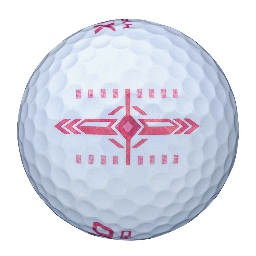 Ein glänzender, weißer Golfball mit prägnanter pinkfarbener Ausrichtungshilfe in Form eines Pfeils mit zentralem Diamanten und gepunkteten Linien. Der Ball hat eine strukturierte, dimpelige Oberfläche und dezente pinke XXIO-Logoelemente an den Rändern.