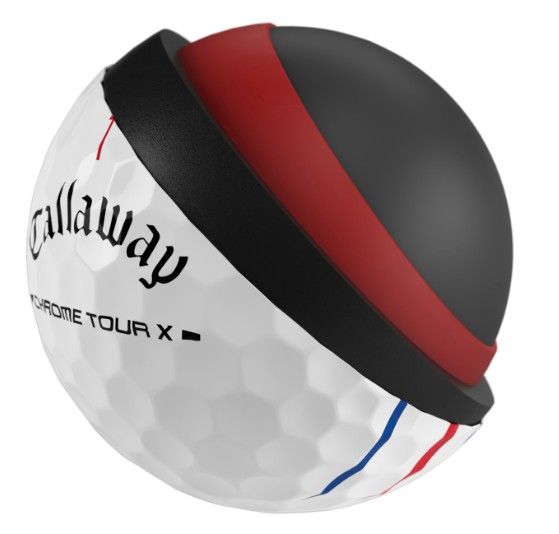 Schnittansicht eines Callaway Chrome Tour X Golfballs. Weiße Außenschale mit Hex-Dimple-Muster und Triple Track Ausrichthilfe. Im Inneren sind vier Schichten sichtbar: schwarze äußere, rote mittlere und dunkler Kern.