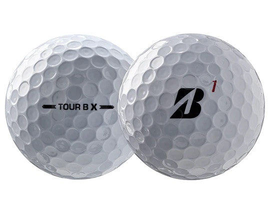 Zwei weiße Golfbälle liegen nebeneinander auf weißem Hintergrund. Links steht in Schwarz „TOUR B X“. Rechts sind ein schwarzes Bridgestone-Logo und die rote Ziffer „1“ zu sehen. Beide sind genoppt.