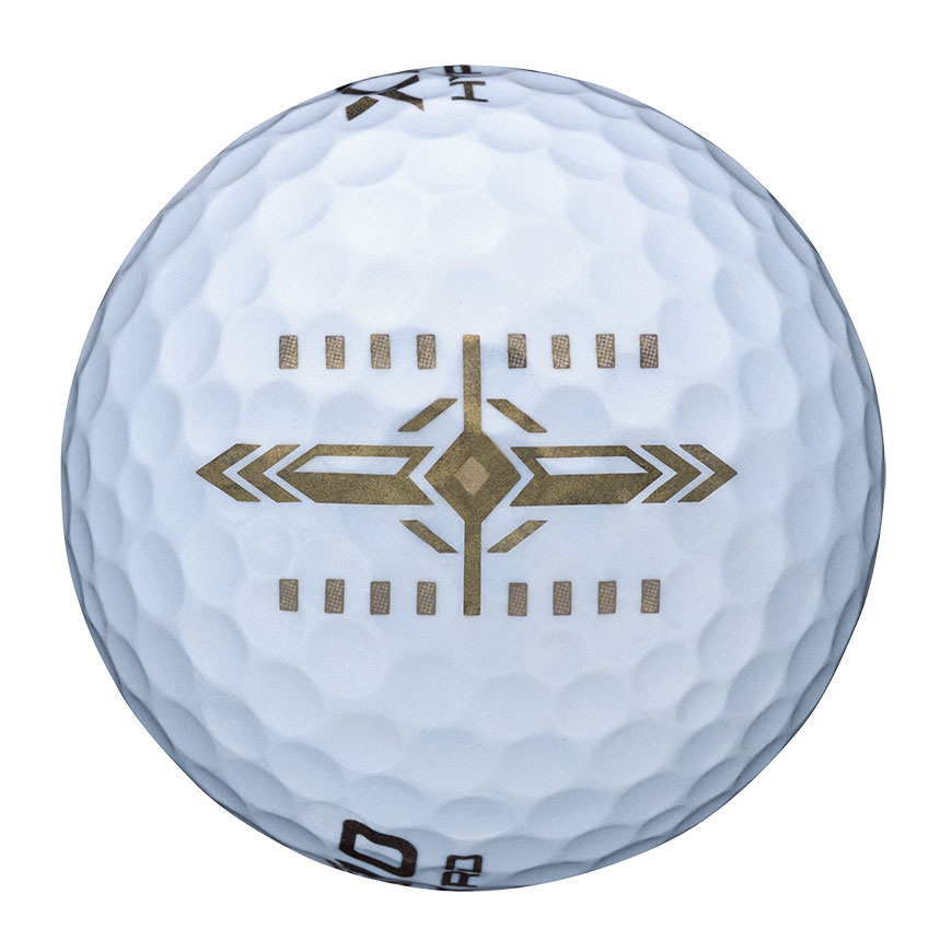 Premiumweißer Golfball mit glänzender Oberfläche und klar sichtbaren Dimples. Mittig ein komplexes goldenes Ausrichtungshilfslogo: zentraler Diamant, Pfeile und vertikale Linien, umgeben von kleinen Rechtecken. Markenlogos oben und unten.