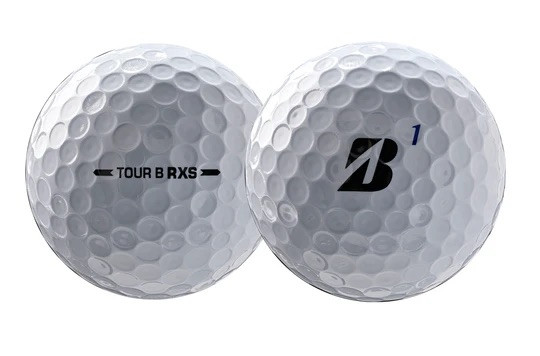 Zwei weisse Golfbälle liegen nebeneinander auf weissem Hintergrund. Der vordere zeigt den schwarzen Schriftzug "TOUR B RXS". Der hintere hat das schwarze Bridgestone-B-Logo und die blaue Ziffer "1". Beide sind gleichmässig genoppt.