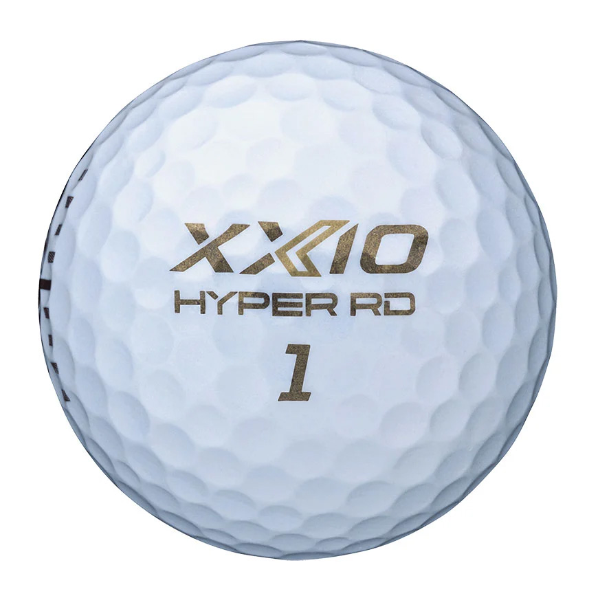 Premiumweißer Golfball mit glänzenden Reflexen und typischer Dimple-Oberfläche. In goldbrauner Schrift stehen Logo „XXIO“, „HYPER RD“ und die Nummer „1“ vorne. Links ist ein schmaler schwarzer Ausrichtungsstreifen.